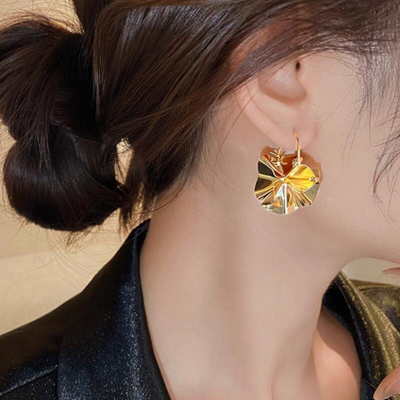 Pleated ear buckle earrings women's niche unique design earrings earrings high-end light luxury jewelry