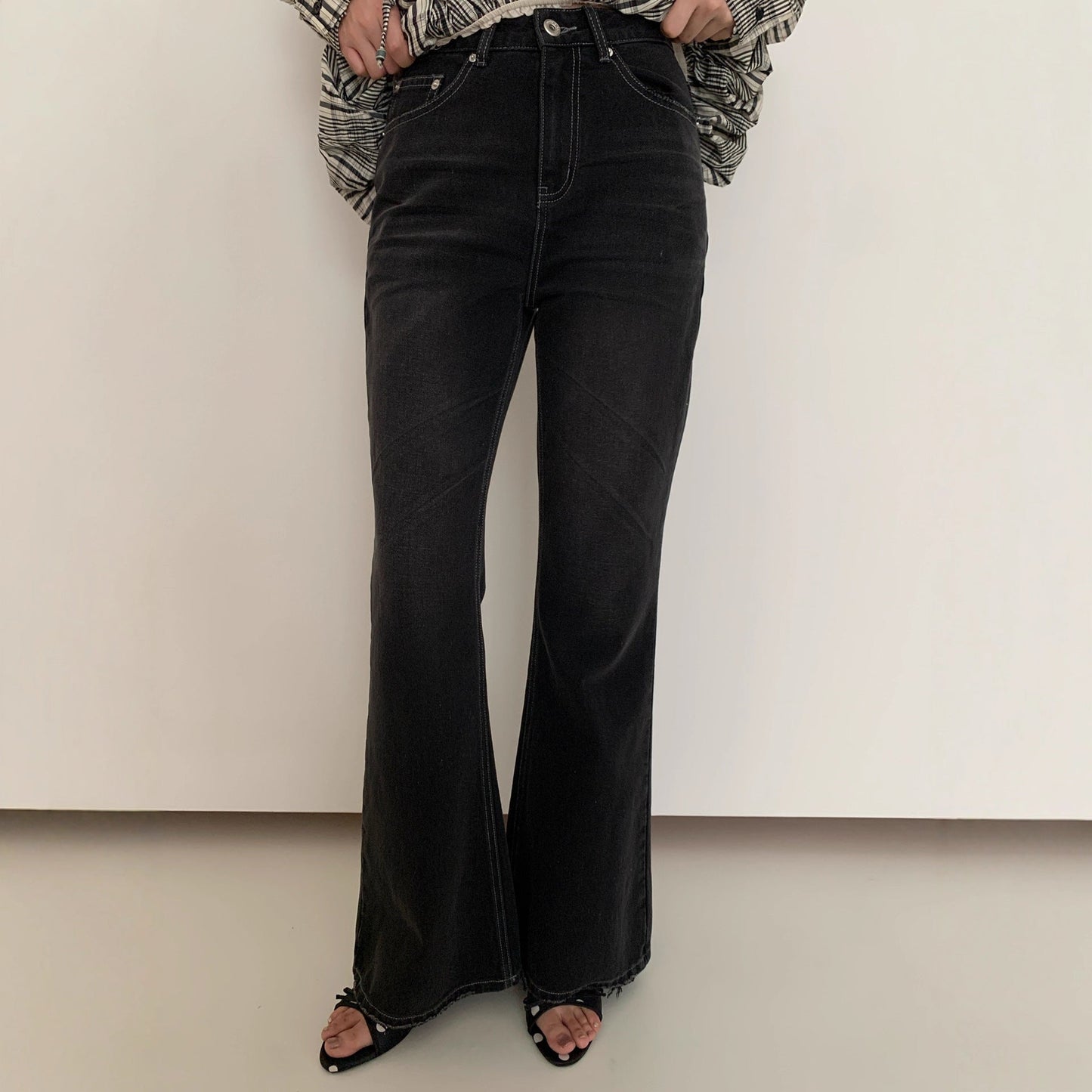 Versatile and slim high-waisted dark gray fashion slightly pulled jeans