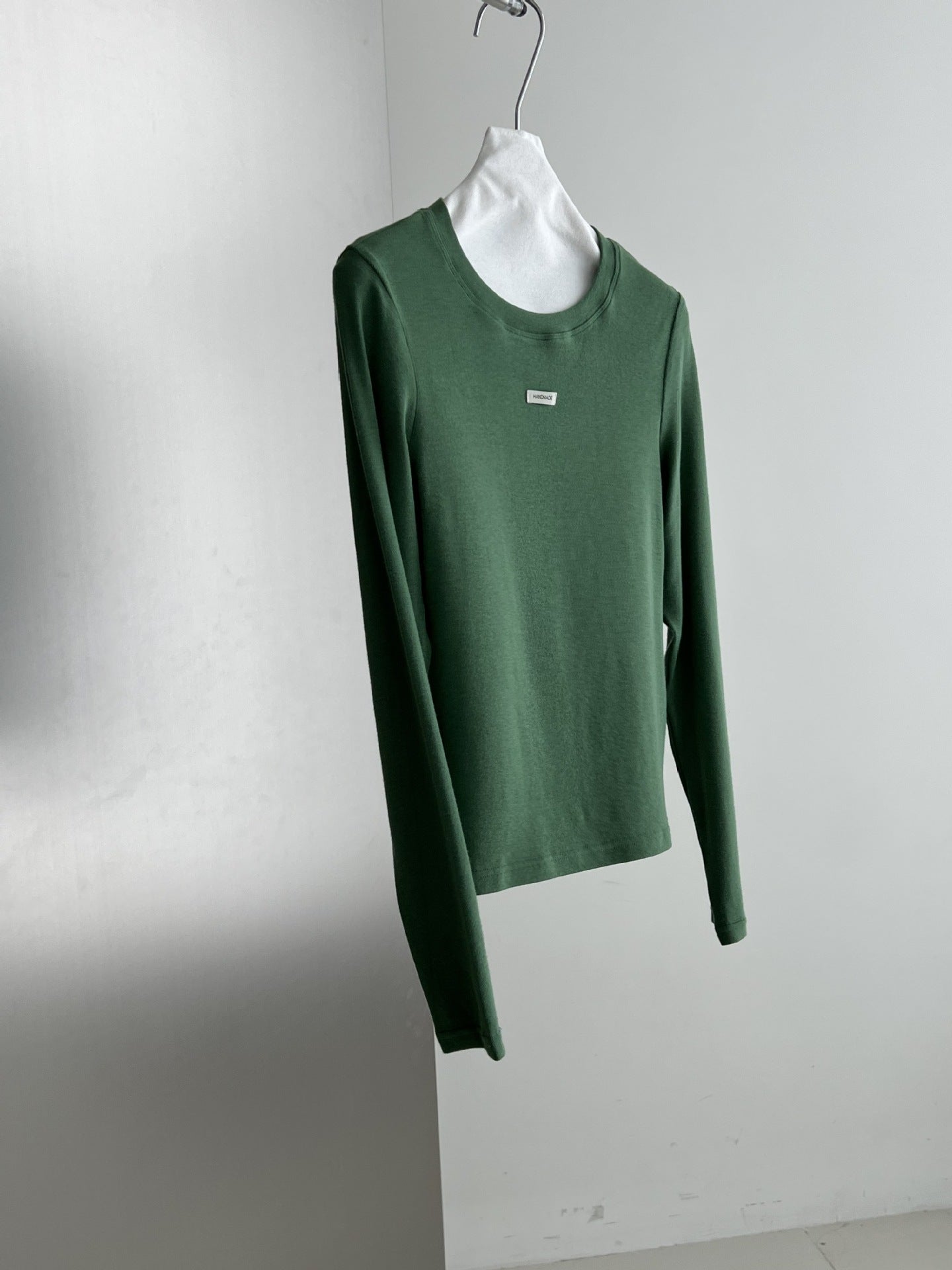 Soft and glutinous slim solid color crew neck base shirt women's autumn embroidery Korean standard design long-sleeved T-shirt top