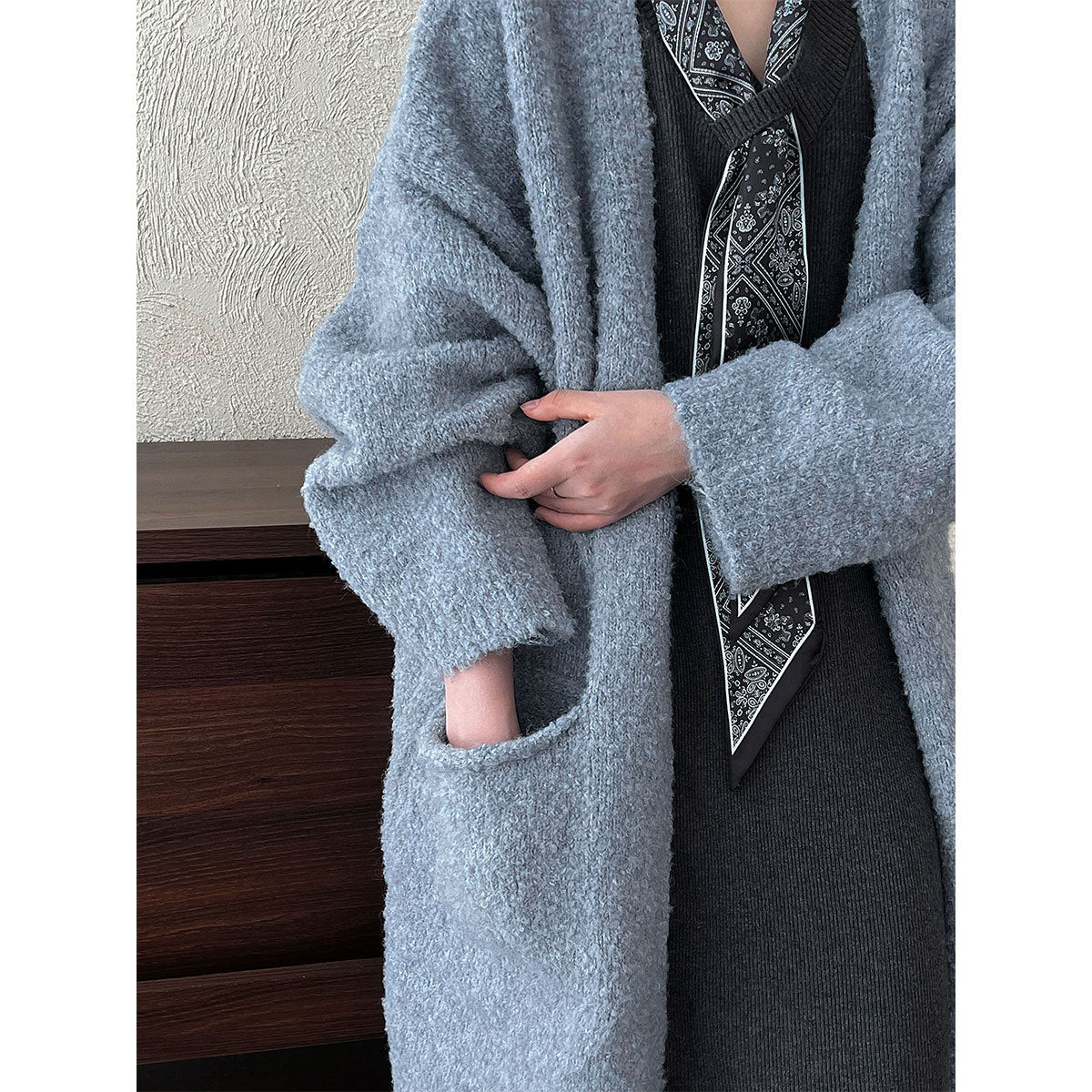Soft and cozy wool knit long cardigan for women, new autumn korean style, thick and relaxed sweater jacket