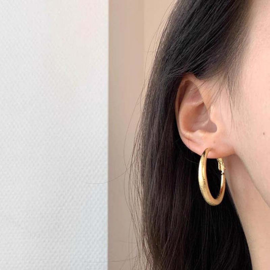 Light luxury niche design high-end earrings, circle earrings.