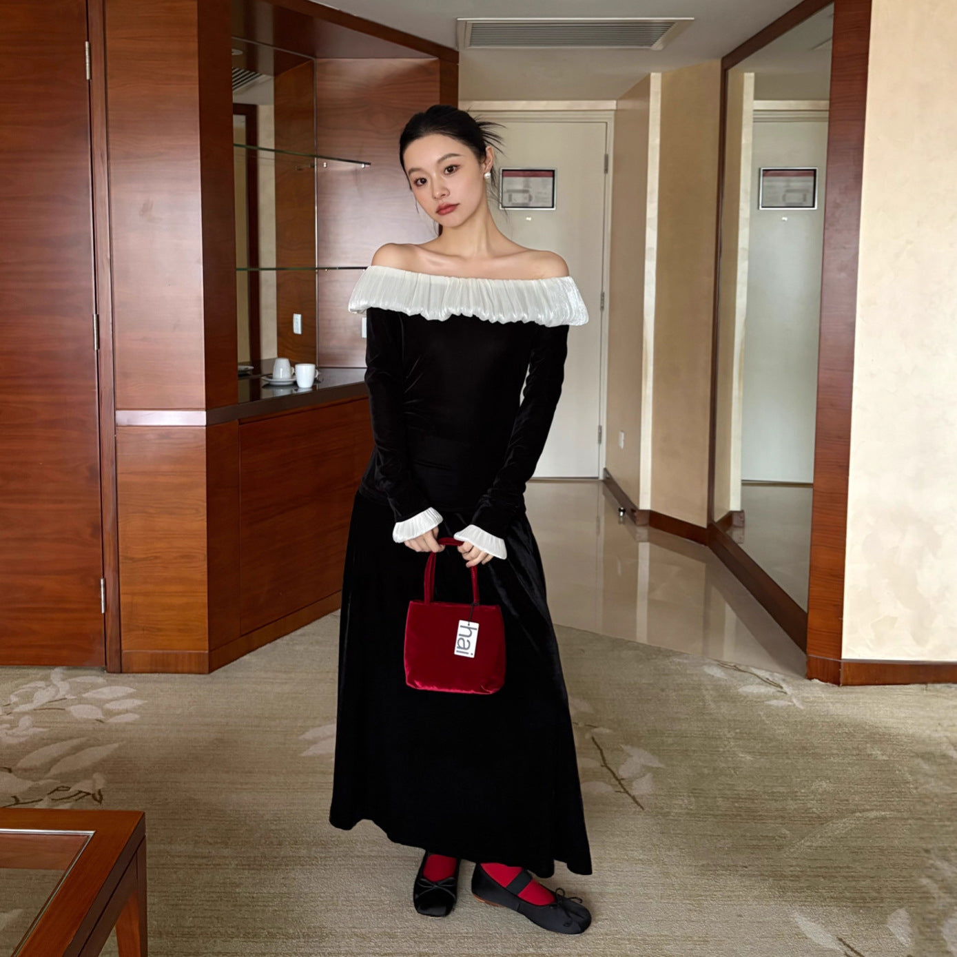 Elegant pleated slim-fitting ruffle-edged velvet shirt