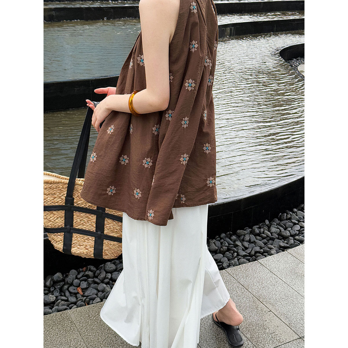 Heavy industry embroidery ~ Korean lazy sleeveless halterneck vest women's summer linen cut-out camisole top